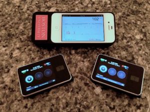 The bionic pancreas developed by a Boston University/Massachusetts General Hospital research team consists of a smartphone (above) hardwired to a continuous glucose monitor and two pumps (below) that deliver doses of insulin or glucagon every five minutes. (Foto: Boston University Department of Biomedical Engineering)