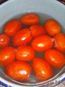 Tomates en agua caliente